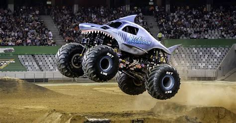 Megalodon monster truck does a wheelie.. on its front wheels