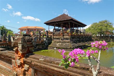 The Klungkung Palace stock image. Image of arches, garden - 104992453