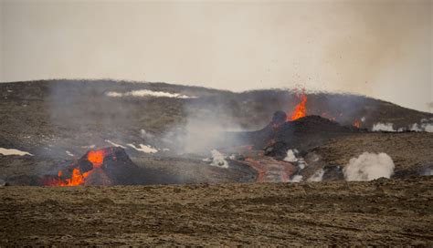 Hikers scramble as new fissure opens up at Icelandic volcano | AP News