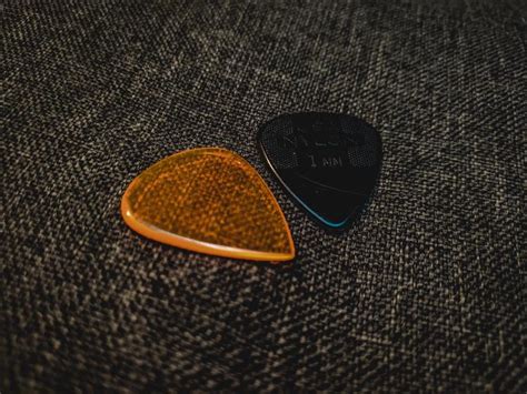 An Essential Guide To Guitar Pick Thickness - National Guitar Academy