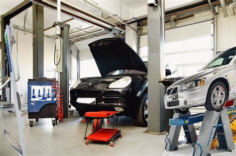 Car Mechanic Workshop Garage - fasrbrew