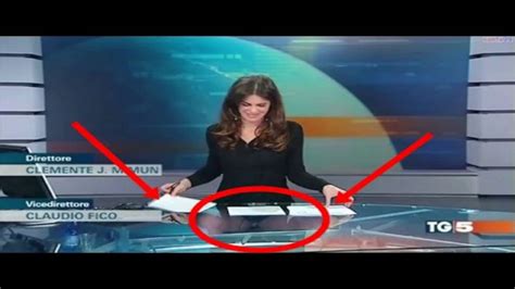 Italian Tv Presenter Costanza Calabrese Accidentally Flashes Audience 5 ...