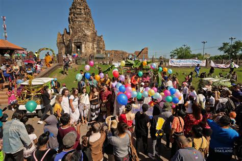 Monkey Banquet Festival in Lopburi - It's better in Thailand