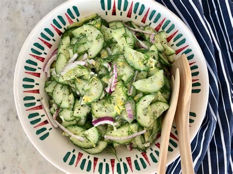 Alldrig har gurka smakat så gott! Denna Fräscha Gurksallad smakar ljuvligt gott till grillat ...