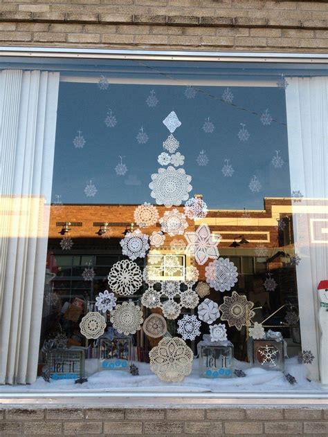 20+ Diy Christmas Window Ideas - DECOOMO