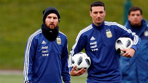 Scaloni se quedó sin palabras para definir a Messi y dijo: «Es ...