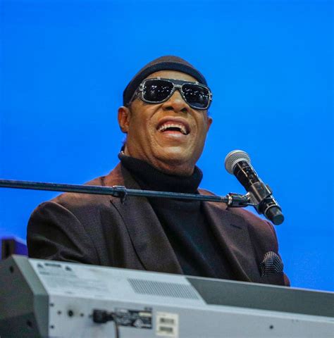 Stevie Wonder Turns 71 – a Glimpse inside the Child Prodigy's Life and ...