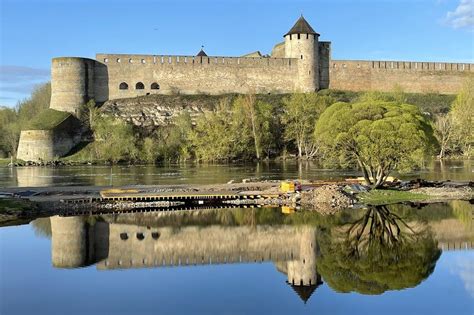 Narva: The Estonian border city where Nato and the EU meet Russia - BBC ...