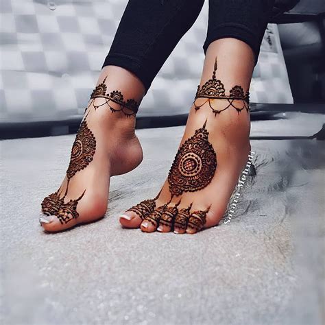 Gorgeous #mandalas on some of the prettiest feet I've seen in a while I hope she steps into some ...