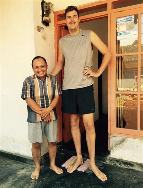 PsBattle: Short Indonesian guy with some tall guy. : r/photoshopbattles