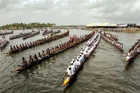 Fascinating Vallamkali boat race of Kerala - a part of Onam festival