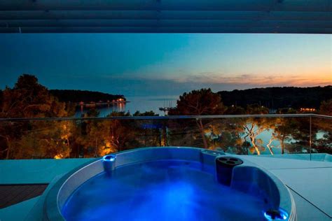 20 Beautiful Hotels With Jacuzzis in Room