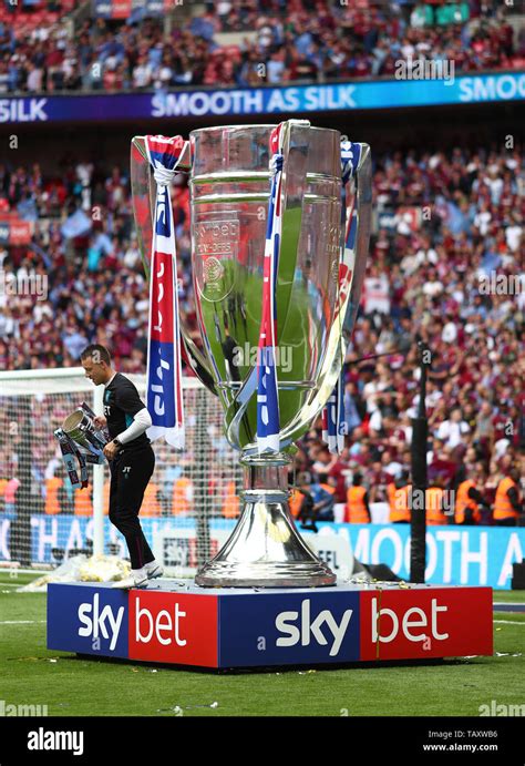 Efl championship trophy hi-res stock photography and images - Alamy