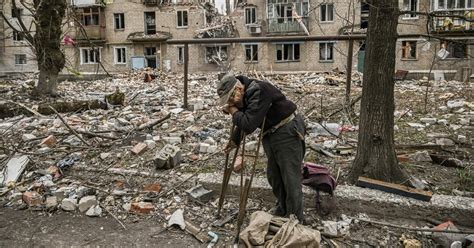 Some Ukrainians Refuse to Leave Avdiivka Despite Russian Bombardment - The New York Times