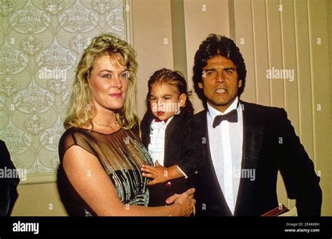 Erik Estrada avec sa femme Peggy Rowe et son Anthony Eric Estrada 1988 crédit: Ralph Dominguez ...