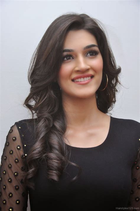 Beautiful Wavy Hairstyle Of Kriti Sanon