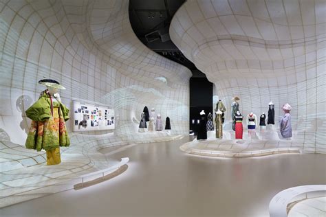 Christian Dior Designer of Dreams Exhibition / OMA | ArchDaily