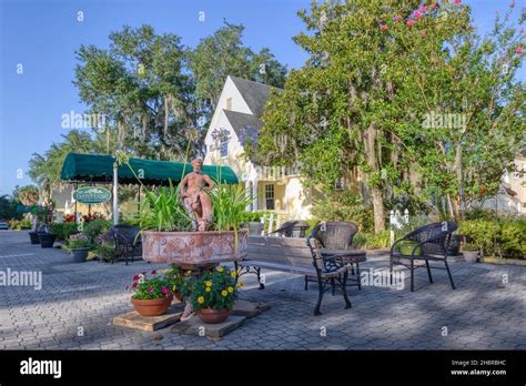 Lakeside inn courtyard in Mount Dora, Florida Stock Photo - Alamy