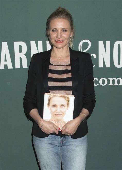 Cameron Diaz – Signs copies of ‘The Longevity Book’ at Barnes and Noble in New York – GotCeleb