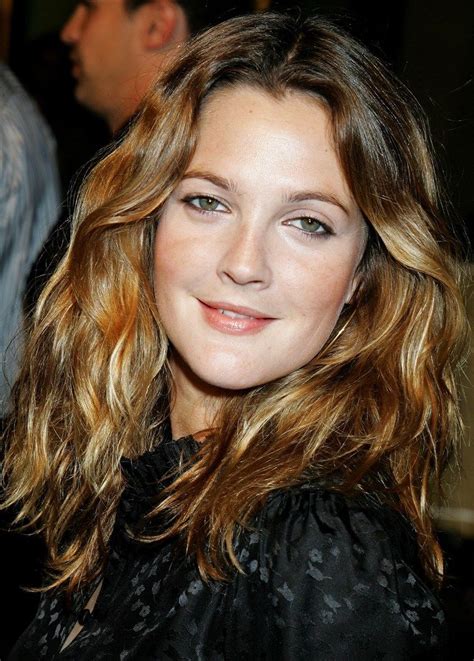 Drew Barrymore's hair evolution Lockige Haare Schneiden, Mittellange Haarschnitte, Mittellange ...