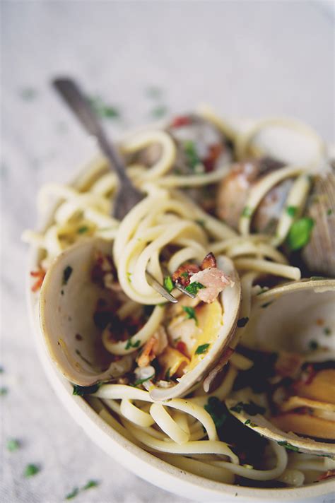 LINGUINE WITH CLAMS - The Kitchy Kitchen