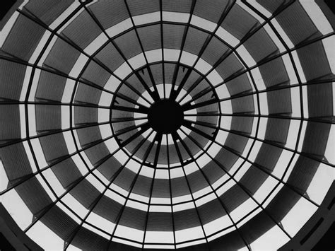 Gambar : hitam dan putih, Arsitektur, roda, bulat, spiral, atap, pola, garis, satu warna, modern ...