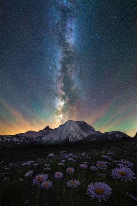 The night sky above Mount Rainier : r/BeAmazed