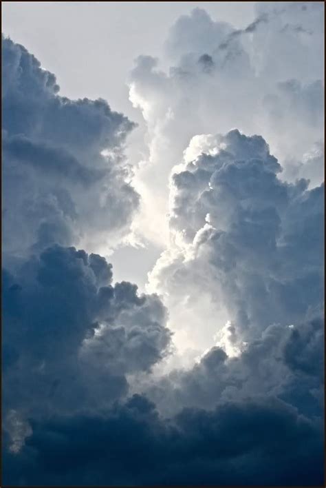 Ciel de mars, l'hiver fuit en laissant quelques traces grises dans ...