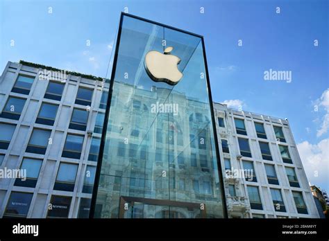 Apple Store, town center, Milan, Lombardy, Italy, Europe Stock Photo ...