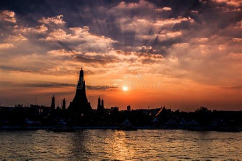 Wat Arun in the sunset stock photo. Image of chedi, ancient - 37215618