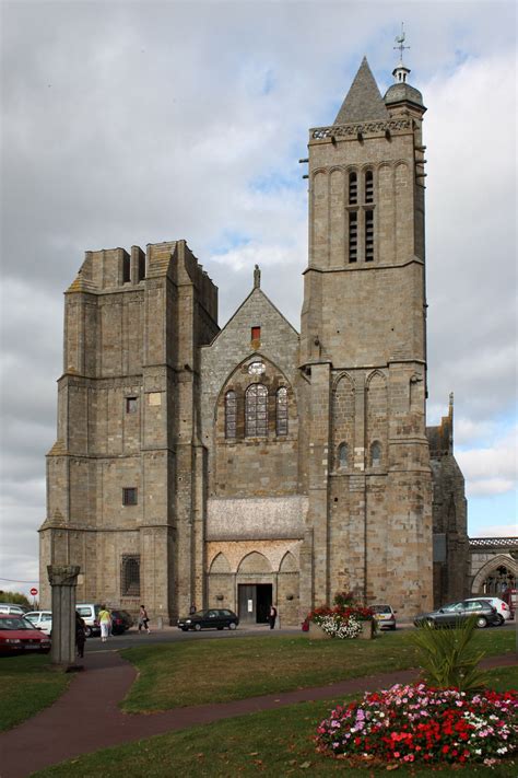 Architecture - Cathedral Saint-Samson in Dol-de-Bretagne France [1666x2500] [OC] | Cathedral ...