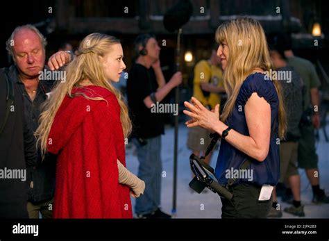 AMANDA SEYFRIED, CATHERINE HARDWICKE, RED RIDING HOOD, 2011 Stock Photo - Alamy