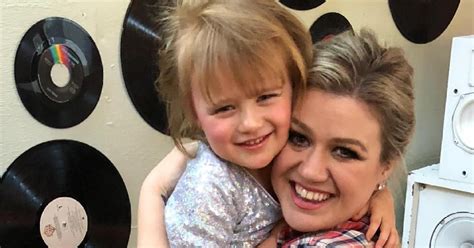 Kelly Clarkson and Daughter River Rose Are Twins in Cute Photos