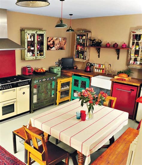 A wonderfully bright, colourful, bold and vintage kitchen! | Cuisines rétro, Idée déco cuisine ...