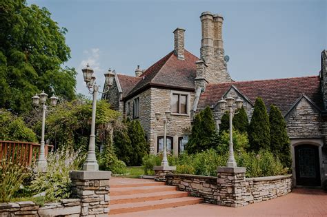 Meyers Castle Wedding Photos by Hanna Walkowaik Photography