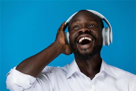 Black man listening to music 1486555 Stock Photo at Vecteezy