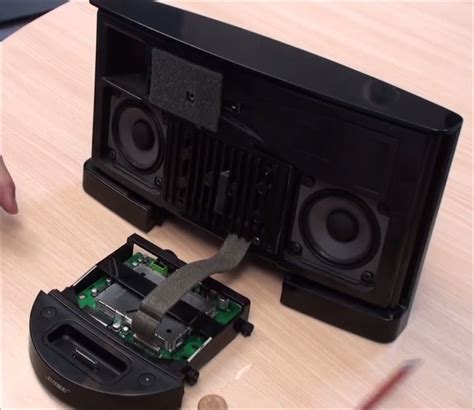 Bose SoundDock Series II internals - flex cable from DSP to Amplifier - What's Inside