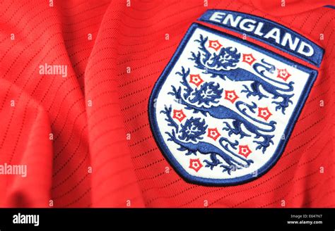 England national football team badge hi-res stock photography and ...