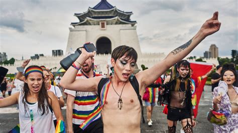 Taiwan Celebrates Pride With a Public Parade - The New York Times