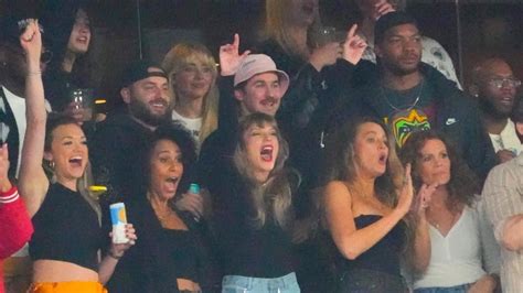 Taylor Swift-Travis Kelce romance: Pop star reactions to Chiefs' first TD vs. Jets on 'Sunday ...