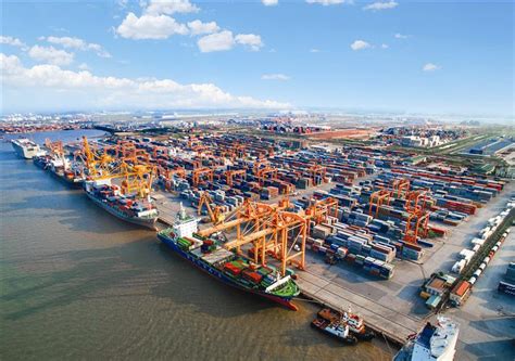 Hai Phong port welcomes largest ever container ship | ATV VIETNAM STD ...