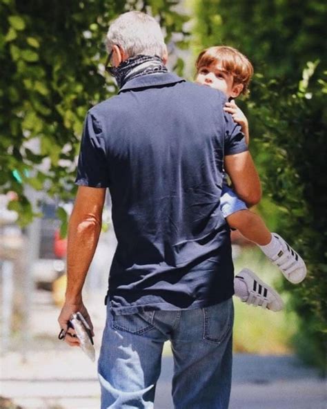 Los paparazzi lograron fotografiar al hijo ya crecidito de George y ...