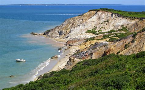 Moshup Beach / Martha's Vineyard / Massachusetts // World Beach Guide