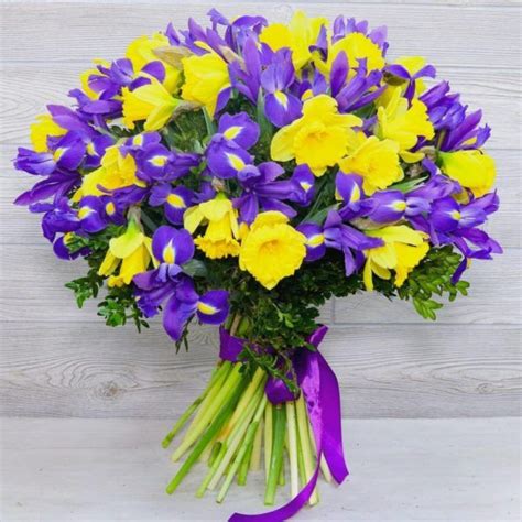 Bouquet of Daffodils and Irises - Bloom de Fleur - Bouquets, flowers ...