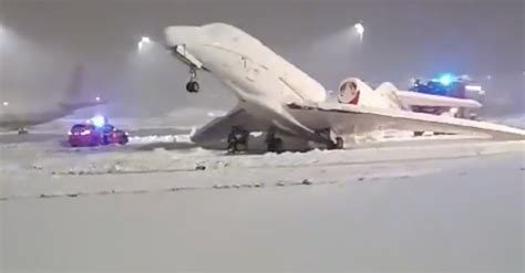 A plane froze to the runway at Munich airport - video - snowfall in Germany