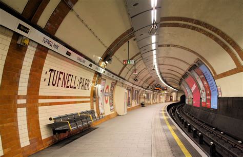 Tufnell Park Underground station | N/B platform looking sout… | Flickr