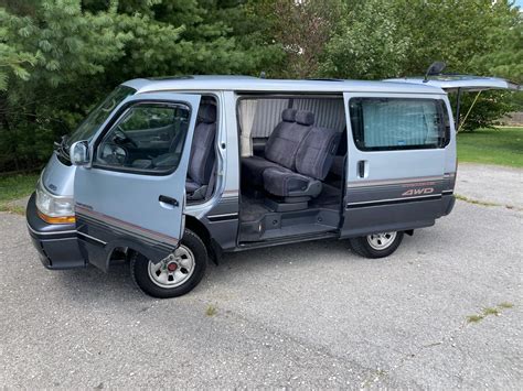 1991 Toyota HiAce Super Custom Is the Real-Deal 4x4 Van Fit for an ...