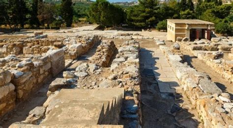 Knossos Minotaur Labyrinth : Around The World Flight 14 Athens To ...