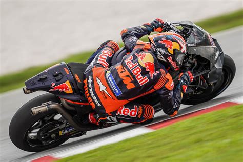 Alpinestars Supertech R10 Helmet First Look [10 Fast Facts] - BestMotoSport