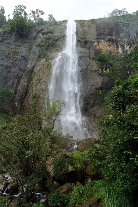 File:Diyaluma Falls (Koslanda, Sri Lanka).jpg - Wikimedia Commons